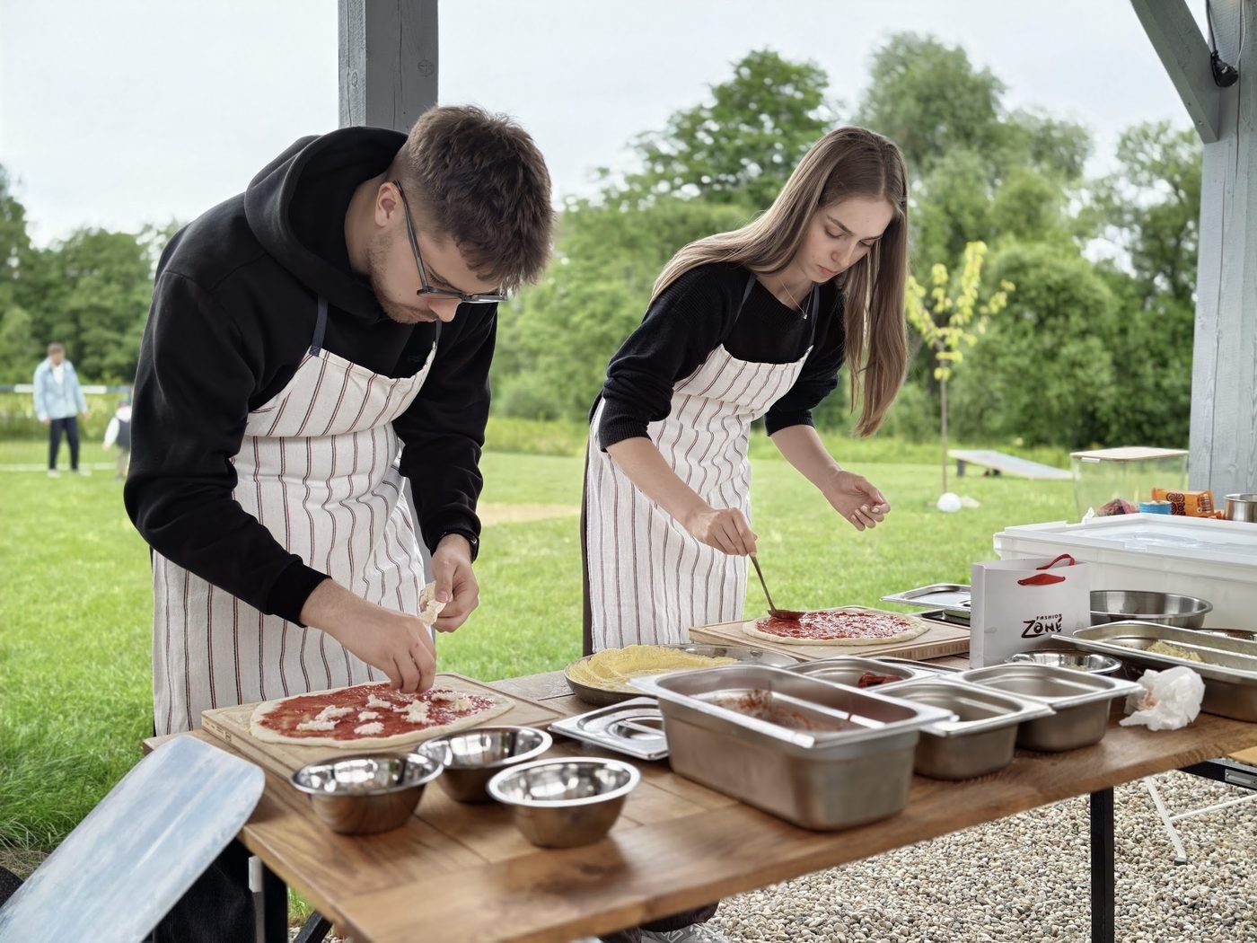 Picų gaminimas prie ingredientų stalo