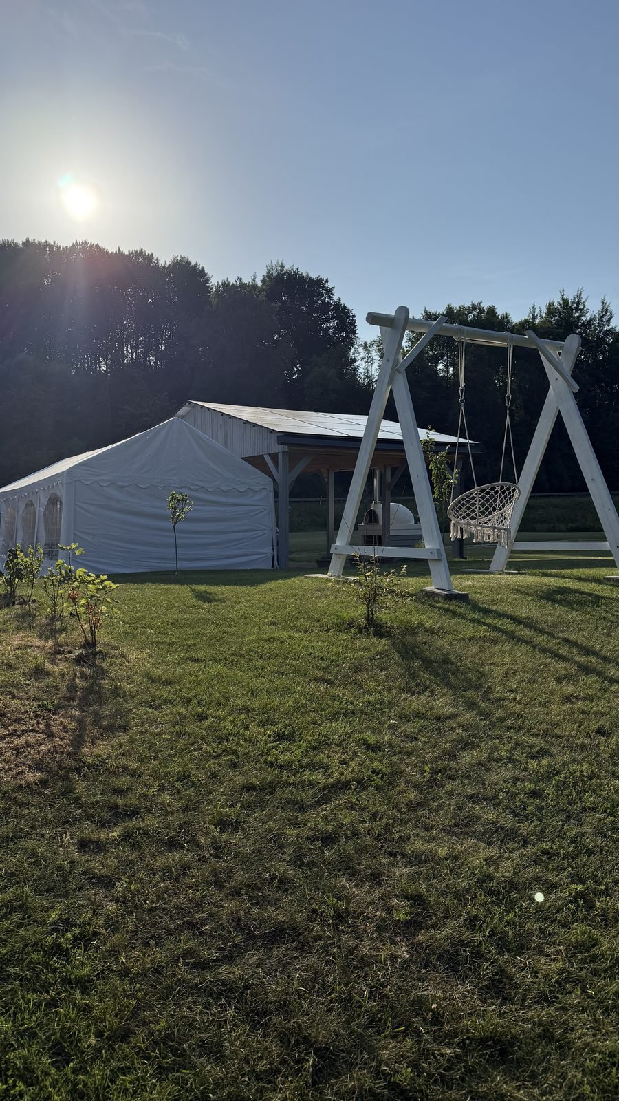Lauko erdvė prie Šventosios upės: paviljonas, sūpynės ir pieva